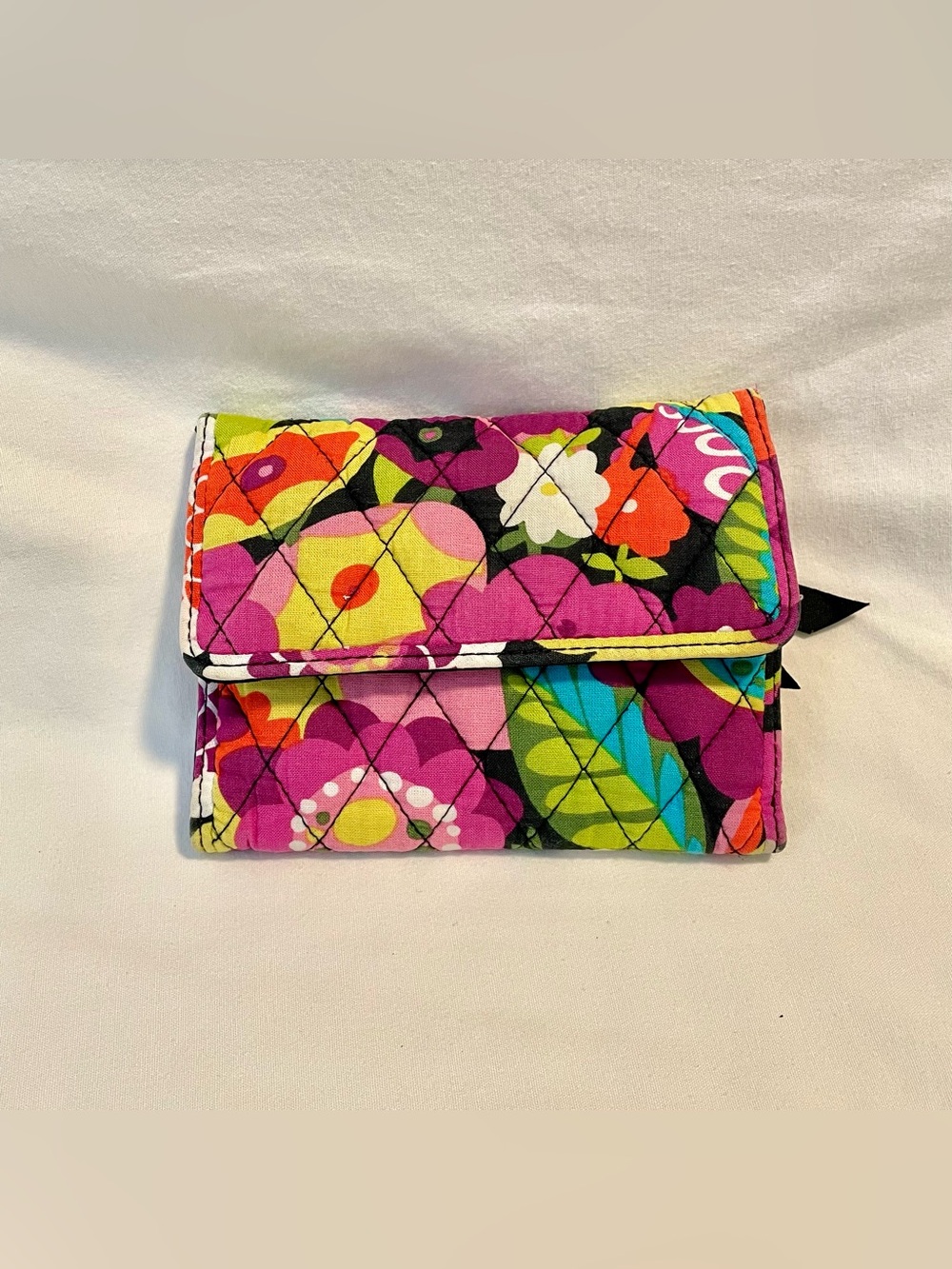 *RARE* Vera Bradley Va Va Bloom Tri-Fold Compact Wallet - Quilted Cotton-6” x 4 - Picture 1 of 12